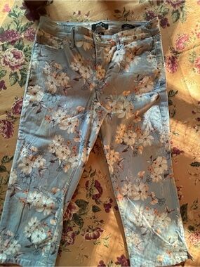 Nine West Light Blue Floral Cropped Pants
